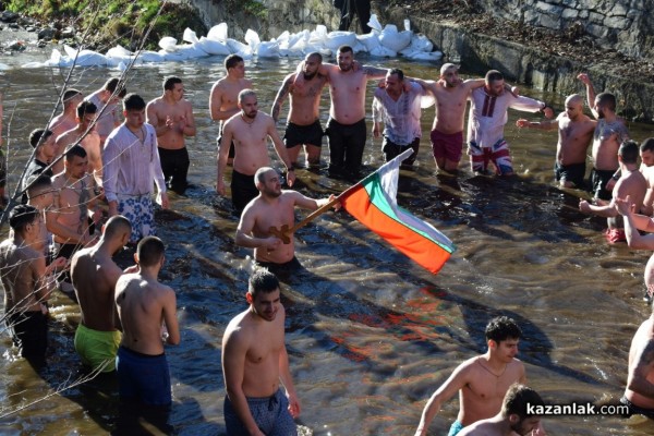 Христовият кръст в Казанлък е спасен от Димитър Кацаров / Видео