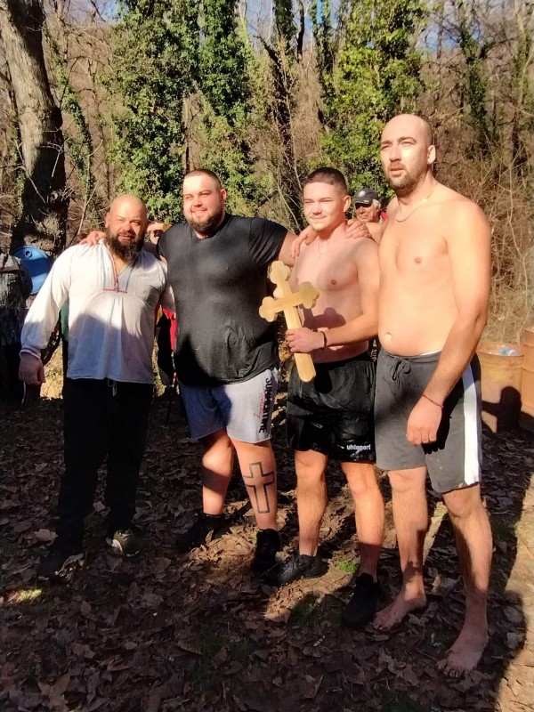 18-годишен извади кръста в Мъглиж