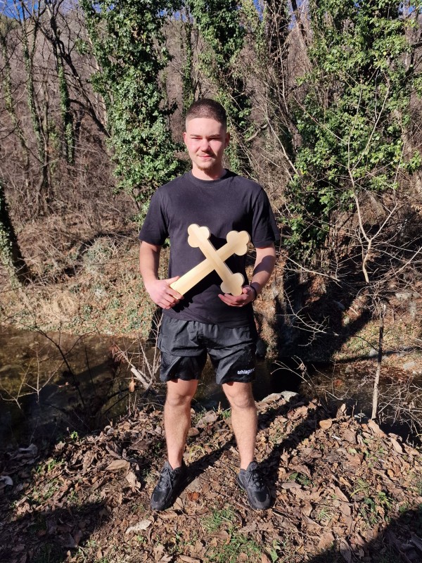 18-годишен извади кръста в Мъглиж