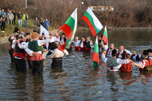 Марио Григоров спаси кръста в Шипка