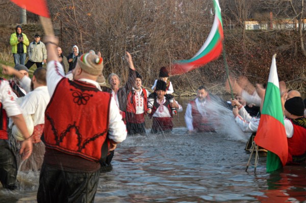 Марио Григоров спаси кръста в Шипка