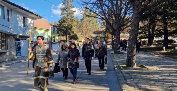 Христовият кръст в Казанлък е спасен от Димитър Кацаров / Видео