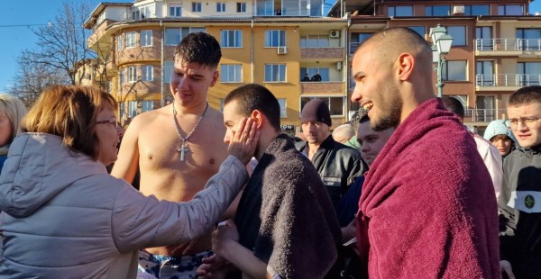 Христовият кръст в Казанлък е спасен от Димитър Кацаров / Видео