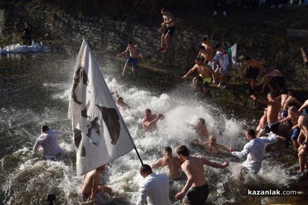 Христовият кръст в Казанлък е спасен от Димитър Кацаров / Видео