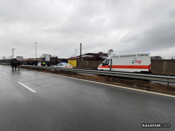 Голф се преобърна по таван на околовръстното. Има пострадали