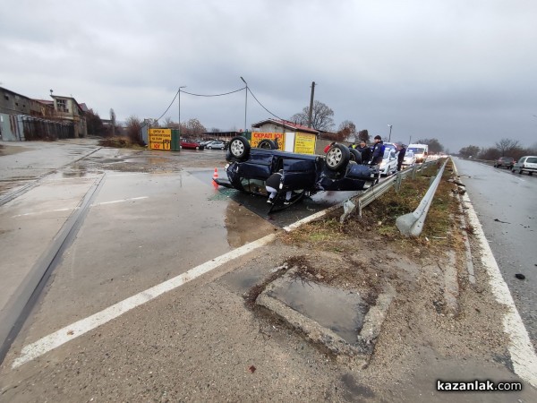 Голф се преобърна по таван на околовръстното. Има пострадали