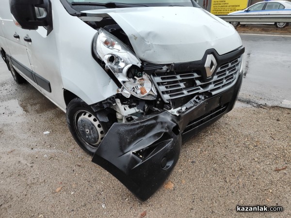 Голф се преобърна по таван на околовръстното. Има пострадали