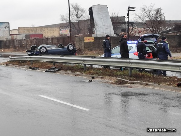 Голф се преобърна по таван на околовръстното. Има пострадали