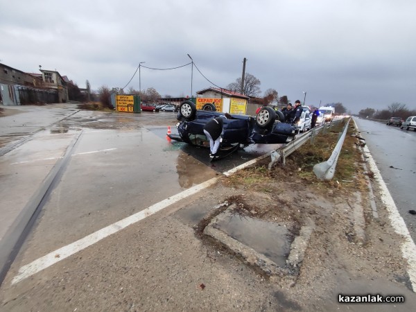 Голф се преобърна по таван на околовръстното. Има пострадали