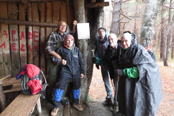 Туристи подновиха панорамния кръг на Саръяр и поставиха нова табела на Равна поляна 