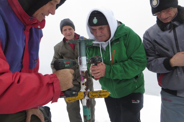 Туристи подновиха панорамния кръг на Саръяр и поставиха нова табела на Равна поляна 