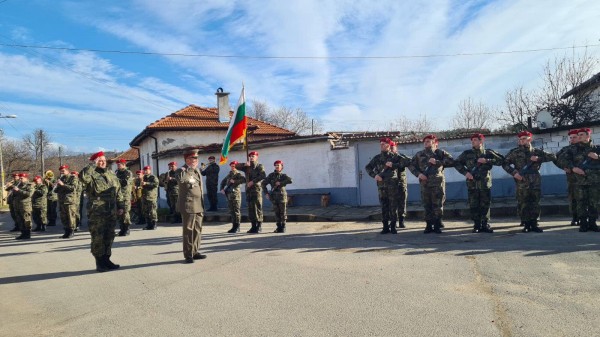 Откриха паметна плоча на полк. Васил Илиев в село Виден