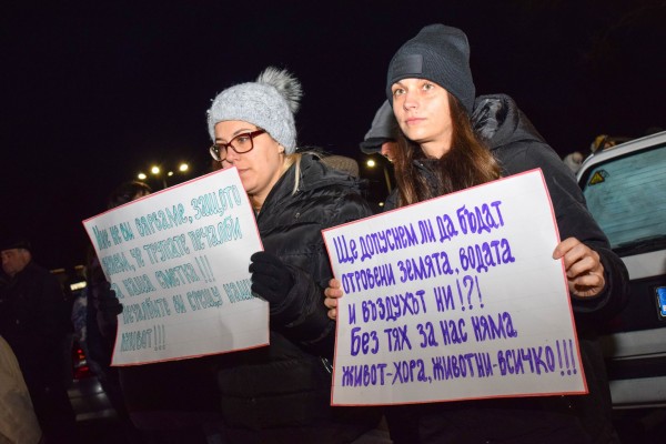 Десетки се събраха пред Кастамону тази сутрин да кажат “Не на химическото производство“