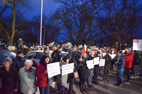 Десетки се събраха пред Кастамону тази сутрин да кажат “Не на химическото производство“