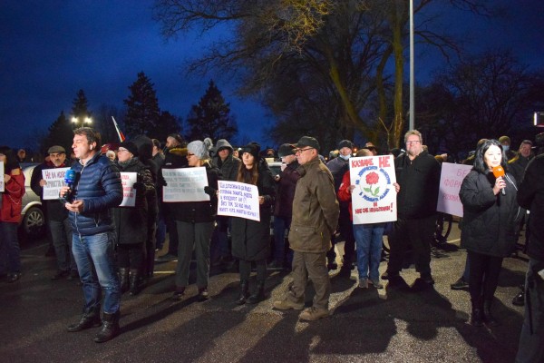 Десетки се събраха пред Кастамону тази сутрин да кажат “Не на химическото производство“