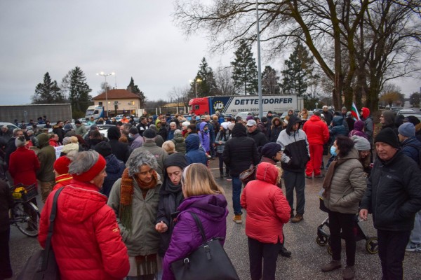 Десетки се събраха пред Кастамону тази сутрин да кажат “Не на химическото производство“