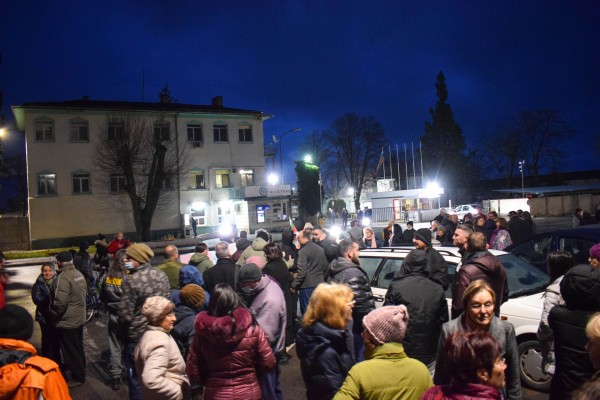 Десетки се събраха пред Кастамону тази сутрин да кажат “Не на химическото производство“