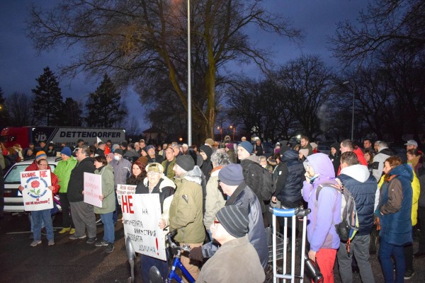 Десетки се събраха пред Кастамону тази сутрин да кажат “Не на химическото производство“