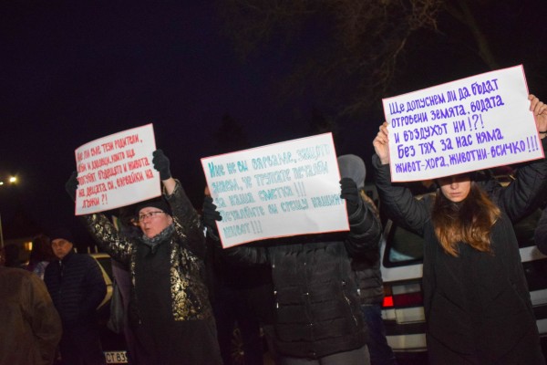 Десетки се събраха пред Кастамону тази сутрин да кажат “Не на химическото производство“