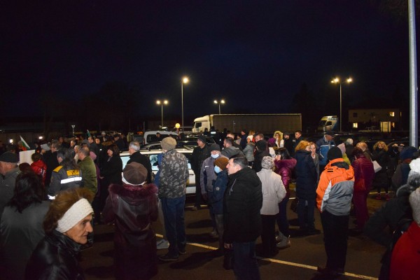 Десетки се събраха пред Кастамону тази сутрин да кажат “Не на химическото производство“