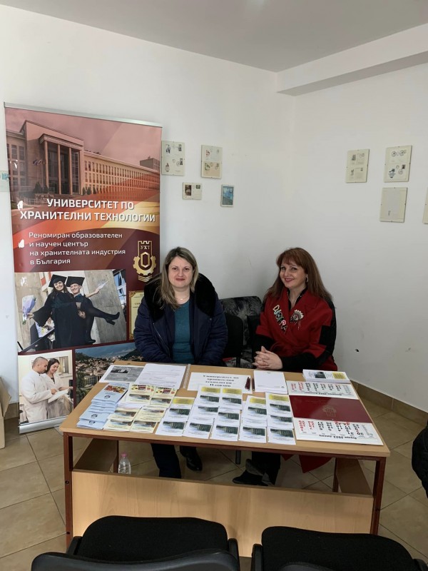 Десетки младежи посетиха четвъртото изложение на университетите и колежите в Казанлък 