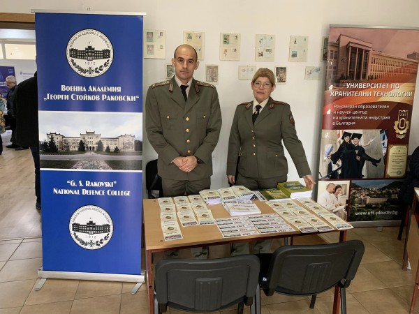 Десетки младежи посетиха четвъртото изложение на университетите и колежите в Казанлък 