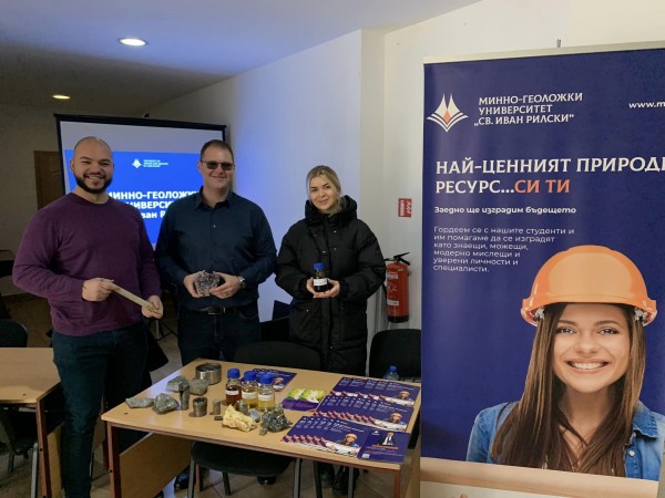 Десетки младежи посетиха четвъртото изложение на университетите и колежите в Казанлък 