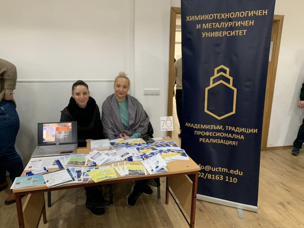 Десетки младежи посетиха четвъртото изложение на университетите и колежите в Казанлък 