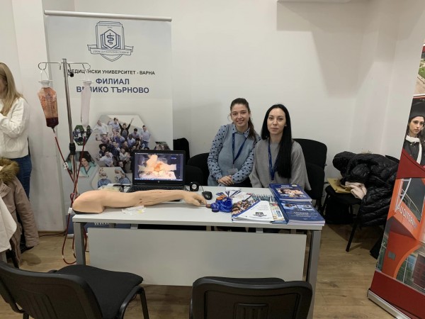 Десетки младежи посетиха четвъртото изложение на университетите и колежите в Казанлък 