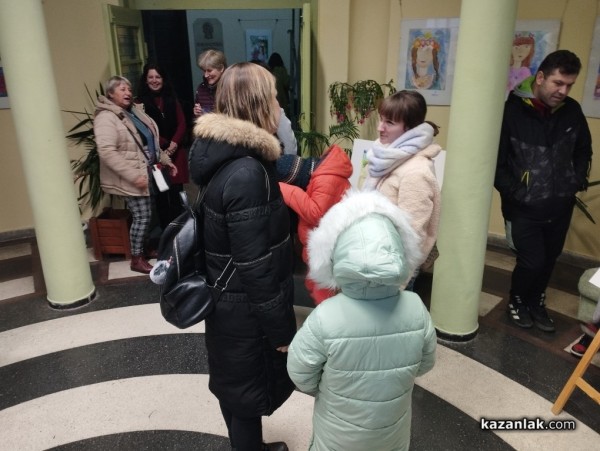 Откриха изложбата „Пъстър свят” дело на талантливите художници от ателие „Пъстроцвет”