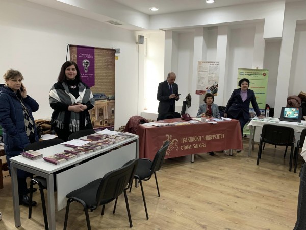 Десетки младежи посетиха четвъртото изложение на университетите и колежите в Казанлък 