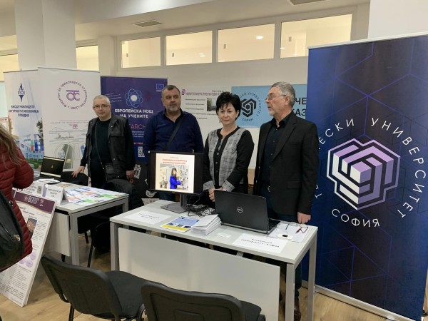 Десетки младежи посетиха четвъртото изложение на университетите и колежите в Казанлък 