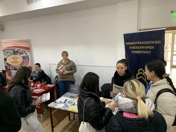 Десетки младежи посетиха четвъртото изложение на университетите и колежите в Казанлък 