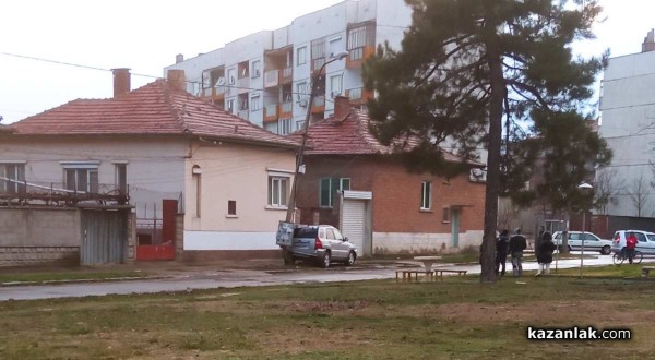 Шофьор се вряза в електрически стълб, района е отцепен