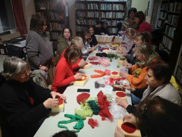 Работилница по плъстене на вълна събра малки и големи в Бузовград