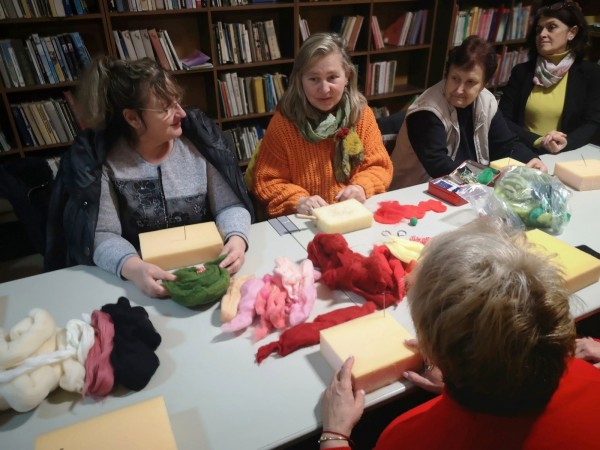 Работилница по плъстене на вълна събра малки и големи в Бузовград