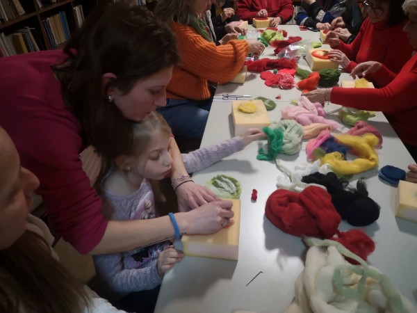 Работилница по плъстене на вълна събра малки и големи в Бузовград