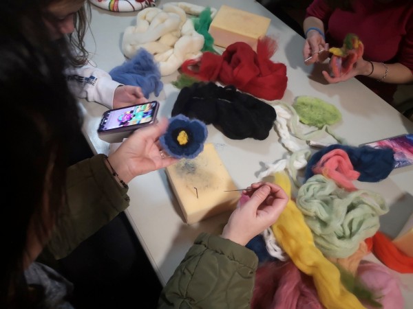 Работилница по плъстене на вълна събра малки и големи в Бузовград