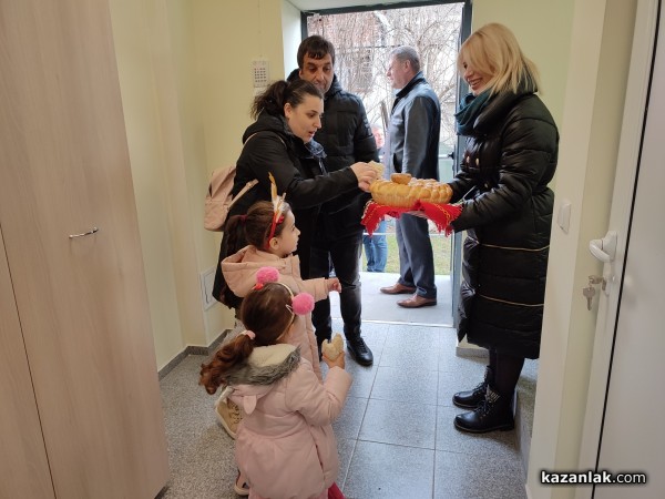 Кметът Галина Стоянова връчи ключовете на първите новодомци в новите социални жилища