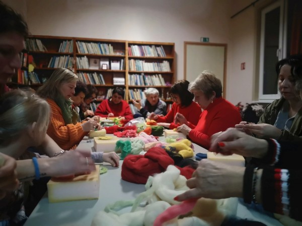 Работилница по плъстене на вълна събра малки и големи в Бузовград