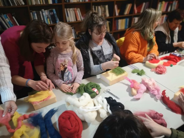 Работилница по плъстене на вълна събра малки и големи в Бузовград