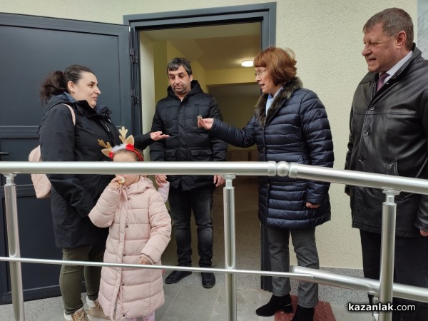 Кметът Галина Стоянова връчи ключовете на първите новодомци в новите социални жилища