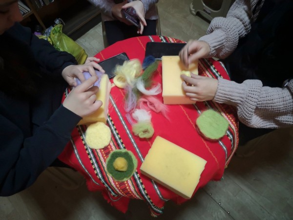 Работилница по плъстене на вълна събра малки и големи в Бузовград