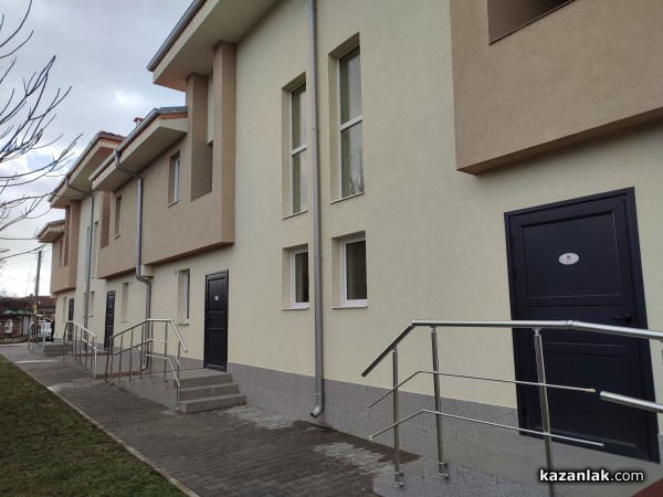 Кметът Галина Стоянова връчи ключовете на първите новодомци в новите социални жилища