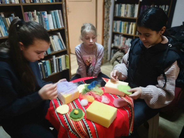 Работилница по плъстене на вълна събра малки и големи в Бузовград