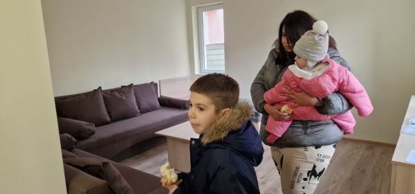 Кметът Галина Стоянова връчи ключовете на първите новодомци в новите социални жилища