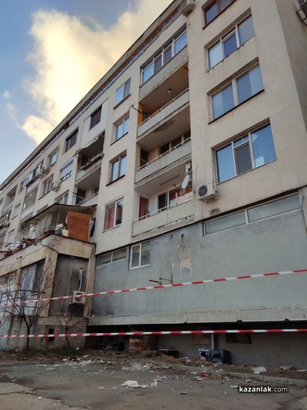 Част от мазилката на сграда в центъра се свлече върху паркирани автомобили 