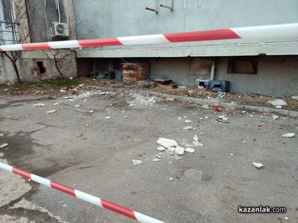 Част от мазилката на сграда в центъра се свлече върху паркирани автомобили 