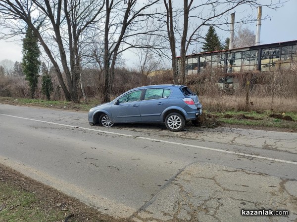 Млад шофьор помете знак на пътя Енина - Казанлък