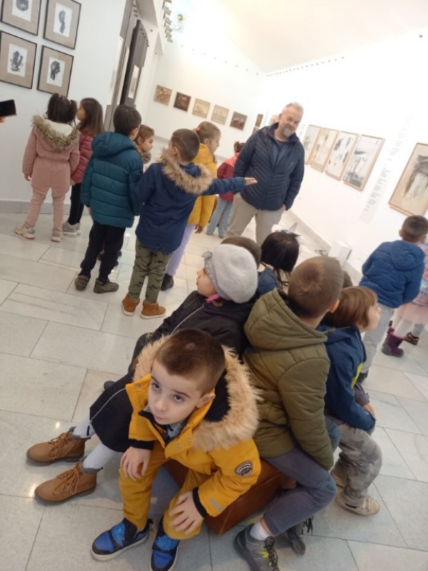 Деца и ученици проведоха урок по изкуство и БЕЛ в залите на ХГ Казанлък